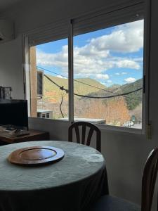 une table avec une plaque devant une fenêtre dans l'établissement Apartamento en Bogarra, à Bogarra