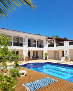 Bazén v ubytování Resort La Marina nebo v jeho okolí