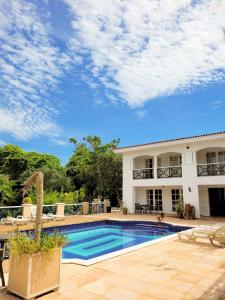 Bazén v ubytování Resort La Marina nebo v jeho okolí