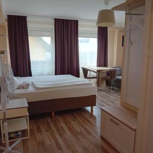 a hospital room with a bed and a table at Hotel-Residenz Oberurseler Hof in Oberursel