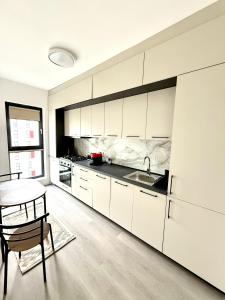 Kuchyň nebo kuchyňský kout v ubytování RULU Studio Plaza Mall