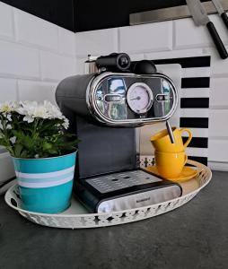 een tafel met een broodrooster en een laptop op een dienblad bij Gryfny Grubiorz in Katowice