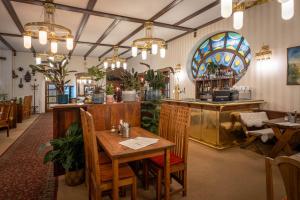Reštaurácia alebo iné gastronomické zariadenie v ubytovaní Hotel Hořec