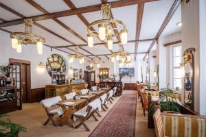 Reštaurácia alebo iné gastronomické zariadenie v ubytovaní Hotel Hořec