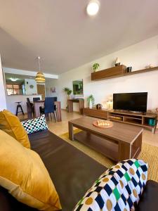 un salon avec un canapé et une télévision dans l'établissement Mar Menor Golf Resort - Casa Destino, à Torre-Pacheco 33 autres photos