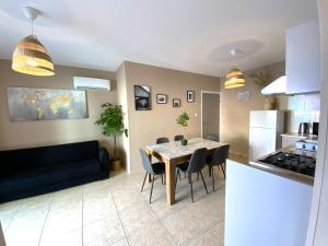 Una cocina y un comedor con mesa y sillas. en Cozy 2BR Beach Apt, Perfect for Getaways, en Lárnaca 12 fotos más