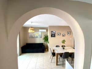 una sala de estar con una mesa y un sofá en Cozy 2BR Beach Apt, Perfect for Getaways, en Lárnaca