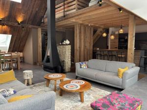 Posedenie v ubytovaní Maison moderne et chaleureuse au cœur du village avec mezzanine et poêle à bois - FR-1-548-26