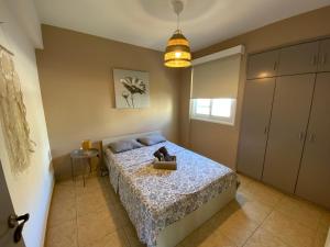 Un dormitorio con una cama con una caja encima. en Cozy 2BR Beach Apt, Perfect for Getaways, en Lárnaca