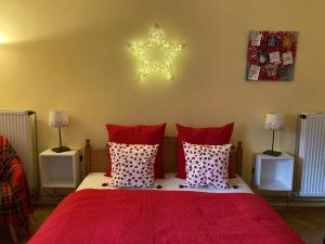 Postel nebo postele na pokoji v ubytování Poppy Flower Apartment