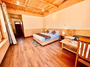 Area soggiorno di Hotel Himalayan Valley View Retreat - Best Selling Riverside Hotel in Manali
