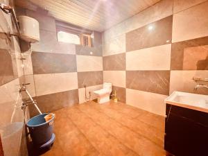 Bagno di Hotel Himalayan Valley View Retreat - Best Selling Riverside Hotel in Manali