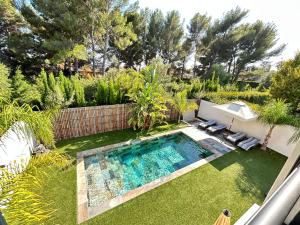 une petite piscine dans une cour avec de l'herbe dans l'établissement Villa récente Sanary,piscine, 3 chambres ,proche mer et centre-ville, à Sanary-sur-Mer 17 autres photos