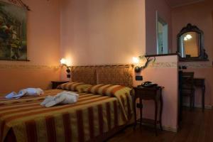 Postel nebo postele na pokoji v ubytování Hotel Belle Epoque