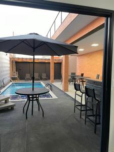 ソロカーバにあるCasa alegriaのパティオ(プールサイドのパラソル付)
