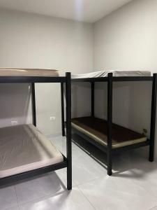 ソロカーバにあるCasa alegriaの二段ベッドが2つある部屋