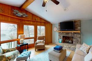 een woonkamer met open haard en tv bij Otter Crossing in Penhook