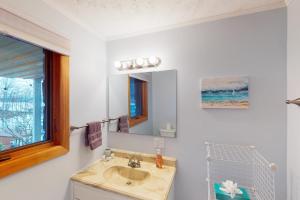 een badkamer met een wastafel en een spiegel bij Otter Crossing in Penhook +22 foto's