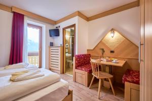 Postel nebo postele na pokoji v ubytování Berg Hotel Latemar Spitze