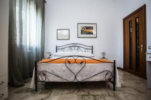 ナルドにあるLa Porta di Mare B&Bのベッドルーム1室(オレンジと白のベッド1台付)