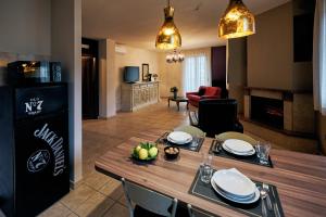 Il comprend un salon avec une table à manger et une cuisine. dans l'établissement The Vintage House in San Giovanni Rotondo, à San Giovanni Rotondo