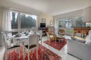 Et opholdsområde på Appartement dans résidence calme pour 4