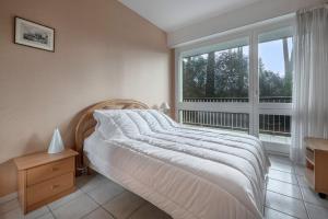 En eller flere senge i et værelse på Appartement dans résidence calme pour 4