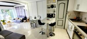 Køkken eller tekøkken på Be Cool golfe de Saint-Tropez + 8 billeder