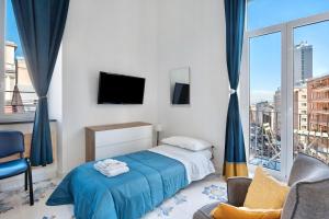 ein Schlafzimmer mit einem Bett und einem großen Fenster in der Unterkunft Casa vacanza da Enza a Toledo in Neapel