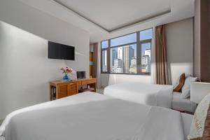 Ένα ή περισσότερα κρεβάτια σε δωμάτιο στο Kingdom Danang Hotel