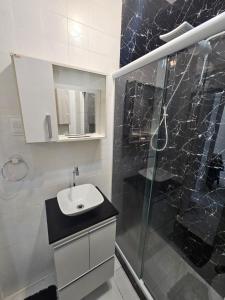 um banheiro com pia e chuveiro em RIO BEM-ESTAR CONFORTO e LOCALIZAÇÃO no Rio de Janeiro mais 19 fotografias