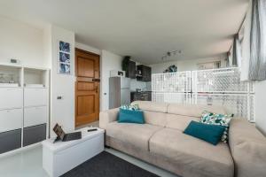 a living room with a couch and a kitchen at Casa di Eva in Pisa +11 photos