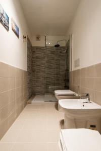 a bathroom with two toilets and a sink at Casa di Eva in Pisa