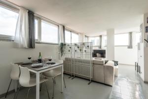 a living room with a white table and chairs at Casa di Eva in Pisa