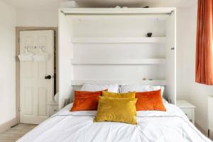 Ένα ή περισσότερα κρεβάτια σε δωμάτιο στο Bright & Stylish 4-Bed Home in the Heart of Morden