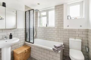 Ένα μπάνιο στο Bright & Stylish 4-Bed Home in the Heart of Morden