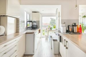 Η κουζίνα ή μικρή κουζίνα στο Bright & Stylish 4-Bed Home in the Heart of Morden