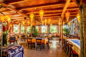 Restaurace v ubytování Ada's Buka Chalet auf dem Felsberg