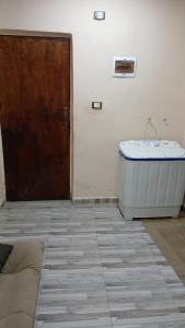 een kamer met een bad naast een deur bij siwa shaly hostel 3 in Siwa