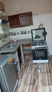 een keuken met een fornuis en een spoelbak bij siwa shaly hostel 3 in Siwa