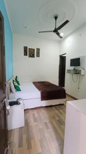 Μια τηλεόραση ή/και κέντρο ψυχαγωγίας στο OLT Hostel Rishikesh +51 φωτογραφίες