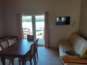 ein Wohnzimmer mit einem Tisch und einem Sofa in der Unterkunft Domki nad jeziorem i pod lasem in Zdbice