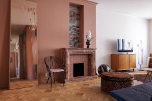 Televiisor ja/või meelelahutuskeskus majutusasutuses Grand Lotus Suite 96 m2, parveke, parkkipaikka