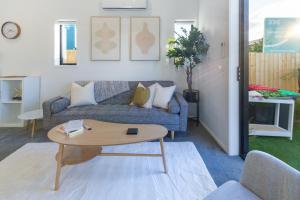 Χώρος καθιστικού στο Grand 6BR Escape Steps from Christchurchs Best