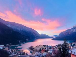 莫尔韦诺Hotel Aurora的享有山谷中的湖泊和山脉美景