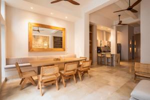 una sala da pranzo con tavolo, sedie e divano di Casa Catalina De Mokana By SoHo a Cartagena de Indias