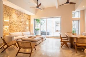 un soggiorno con un divano e un tavolo di Casa Catalina De Mokana By SoHo a Cartagena de Indias