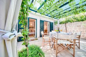 Vonkajšia záhrada v ubytovaní Apartment Ennio