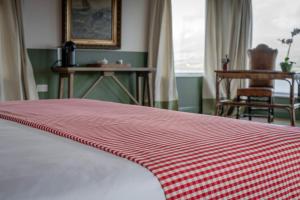 Postel nebo postele na pokoji v ubytování Corrib Lodge