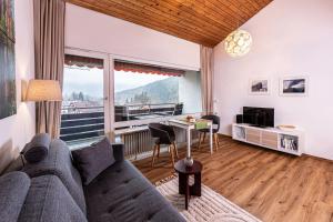 ein Wohnzimmer mit Sofa und Tisch in der Unterkunft Haus Mitterbach Ferienwohnung Bergliebe in Berchtesgaden